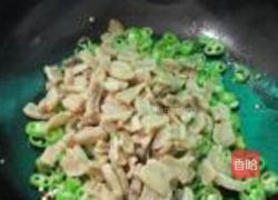 辣椒大蒜炒油渣的做法图解9