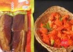 石榴花炒腊肉的做法图解1