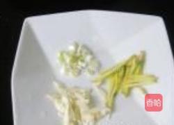 石榴花炒腊肉的做法图解3