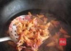 石榴花炒腊肉的做法图解6