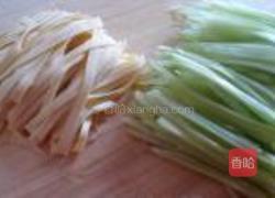 凉拌莴苣百叶丝的做法图解2