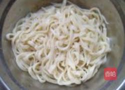 包菜炒面的做法图解2