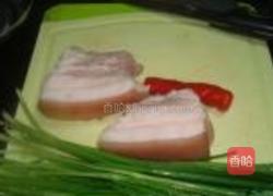 三层肉炒韭菜的做法图解1