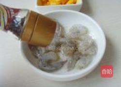 芒果虾仁沙拉的做法图解2