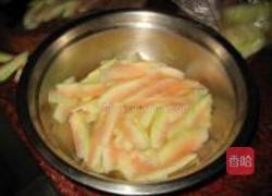 炒酸辣西瓜皮的做法图解1
