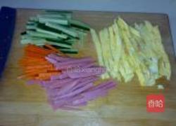 什锦粉丝包菜卷的做法图解3