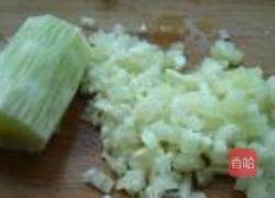 酸辣莴笋肉丁的做法图解2