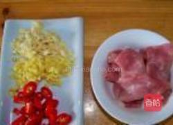 五彩荤素小炒的做法图解1