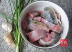 红烧草鱼豆腐的做法图解1