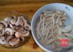 蒜蓉辣酱烩群菇的做法图解2