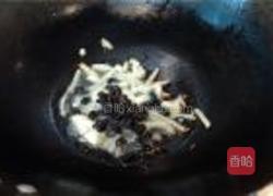 腊肠炒芥兰的做法图解2