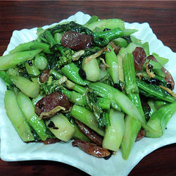 腊肠炒芥兰的做法[图]