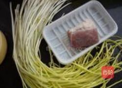 韭黄炒肉丝儿的做法图解1