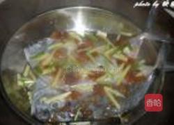 酸梅蒸鲳鱼的做法图解4