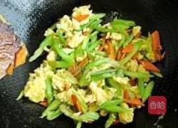 芹菜炒鸡蛋的做法图解10