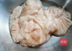 酸菜炒猪肠的做法图解2