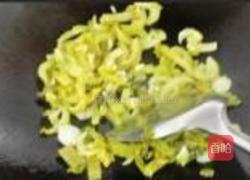 酸菜炒猪肠的做法图解7