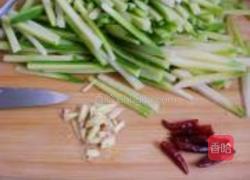 辣炒萝卜条的做法图解2