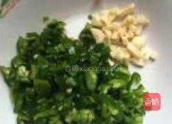 剁椒拌皮蛋的做法图解2