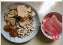 土茯苓茨实薏米煲瘦肉的做法图解1