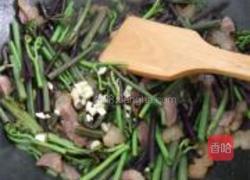 蕨菜炒腊肉的做法图解10
