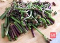 蕨菜炒腊肉的做法图解2