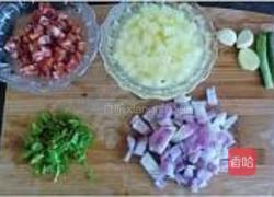 土豆洋蔥香腸丁的做法圖解1