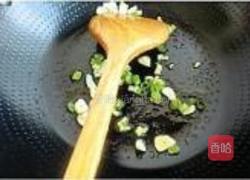 土豆洋葱香肠丁的做法图解2