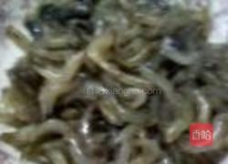 毛豆炒河虾的做法图解1
