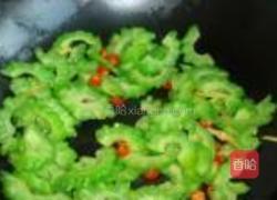 苦瓜炒腊肠的做法图解8