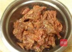 泡椒炒牛肉的做法图解1