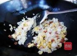 缤纷圣诞腊味炒饭的做法图解7
