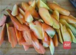 胡萝卜烧腊肉的做法图解2
