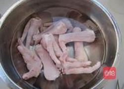 香菇黄豆凤爪汤的做法图解2