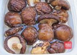 香菇黄豆凤爪汤的做法图解3