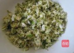 香甜煎槐花饼的做法图解1