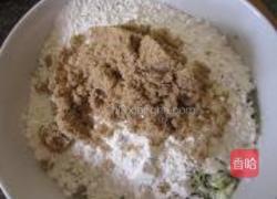 香甜煎槐花饼的做法图解3