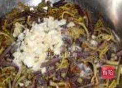 凉拌野蕨菜的做法图解2