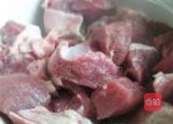 胡萝卜土豆炖牛腩的做法图解1
