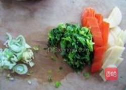 胡萝卜芹菜叶面条的做法图解2