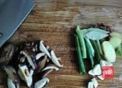 香菇焖鸡翅的做法图解3