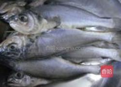 酸菜烧黄花鱼的做法图解1