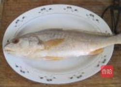 红烧大黄鱼的做法图解1