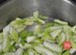 西芹炒腰果的做法图解5