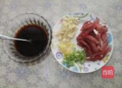 胡萝卜丝炒肉丝的做法图解1