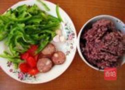 大辣椒炒黑米饭的做法图解1