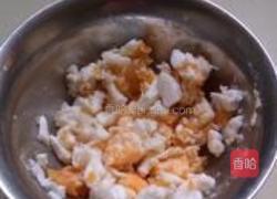 苦瓜炒咸蛋的做法图解3