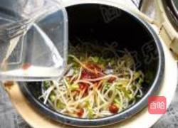 饭煲麻辣豆芽焖面的做法图解7