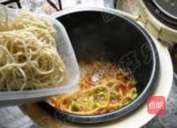 饭煲麻辣豆芽焖面的做法图解8