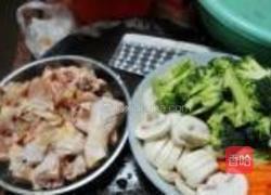 西兰花炒鸡的做法图解2